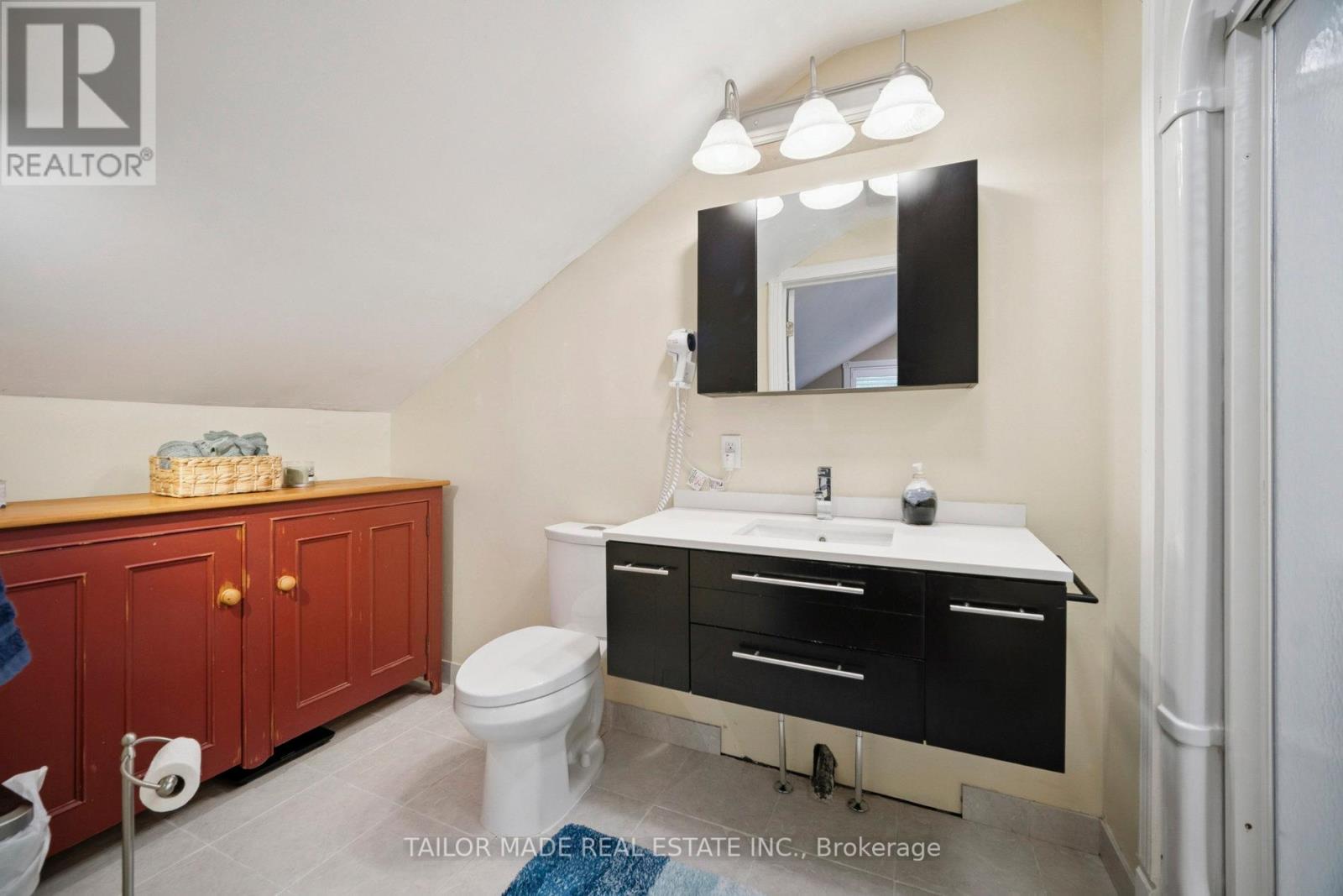 Photo 27 of 4 Leslie Street, London North ON
