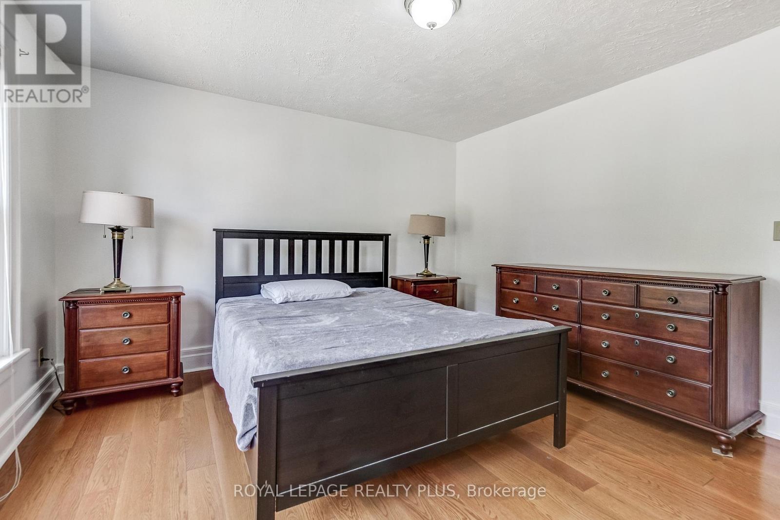 Photo 11 of 6062 Barker Street, Niagara Falls ON