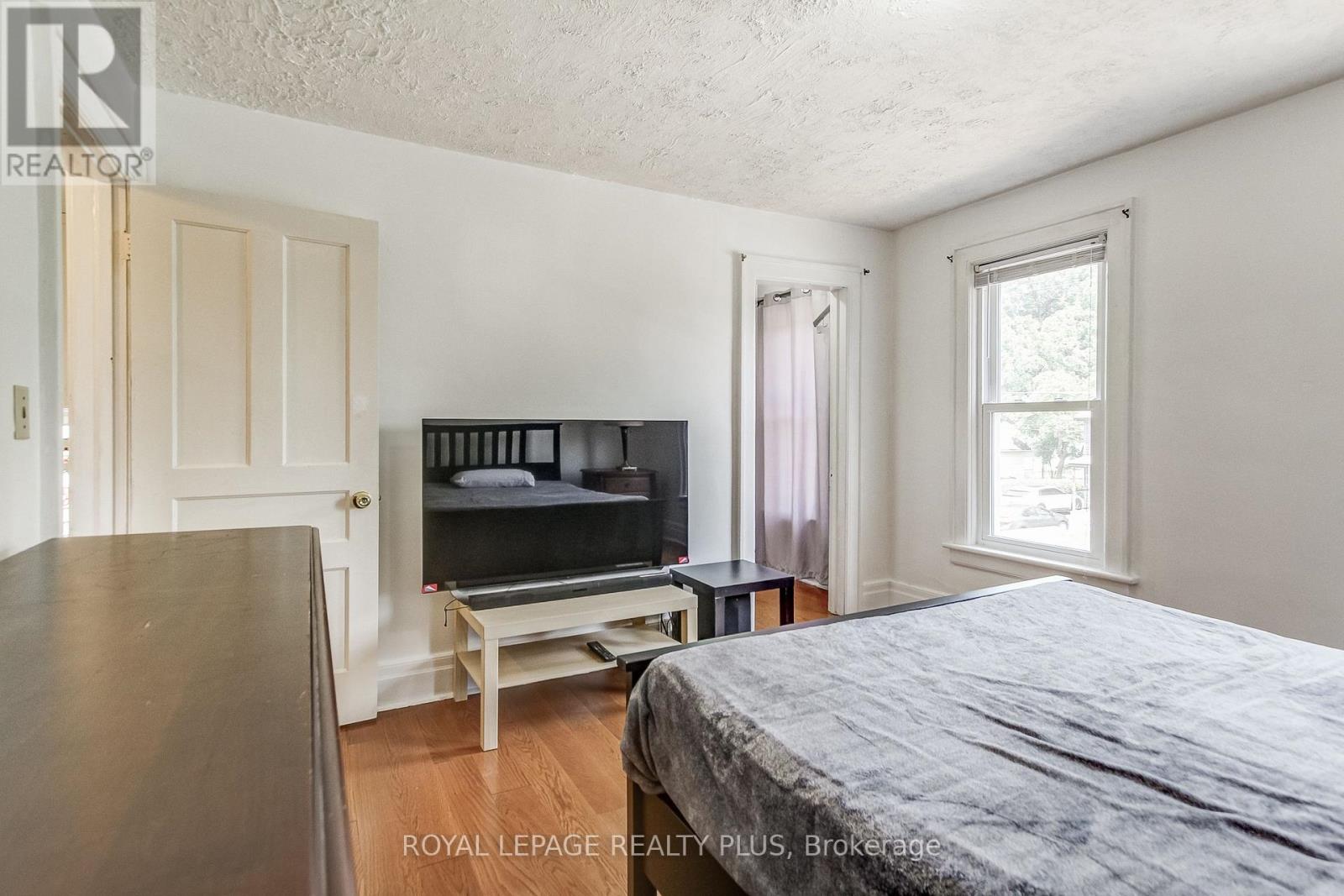 Photo 12 of 6062 Barker Street, Niagara Falls ON