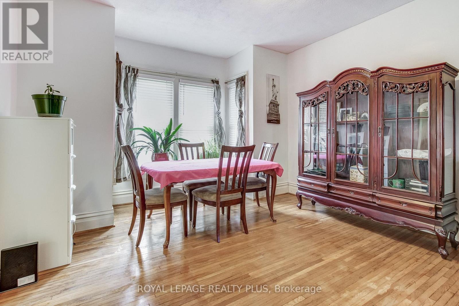 Photo 6 of 6062 Barker Street, Niagara Falls ON