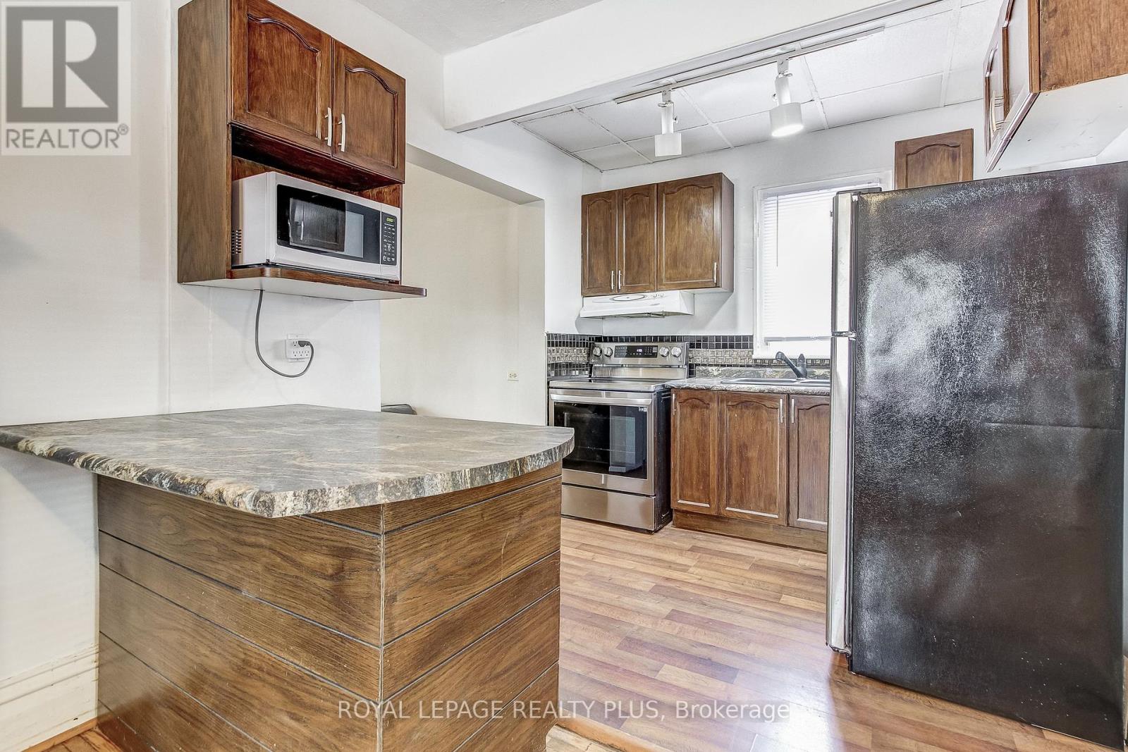 Photo 7 of 6062 Barker Street, Niagara Falls ON