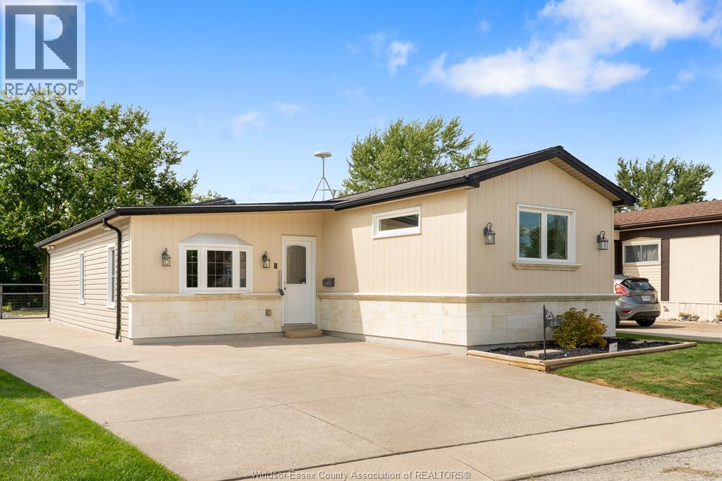 Photo 2 of 66 Parkside Boulevard, Essex ON