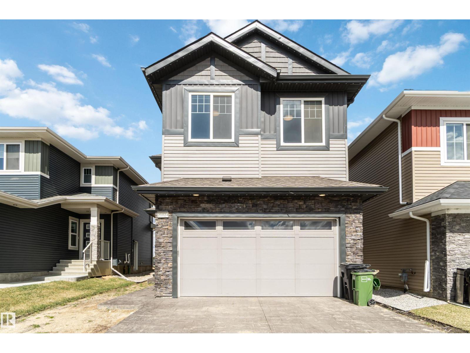 Photo 3 of 21024 128 Av Nw, Edmonton AB
