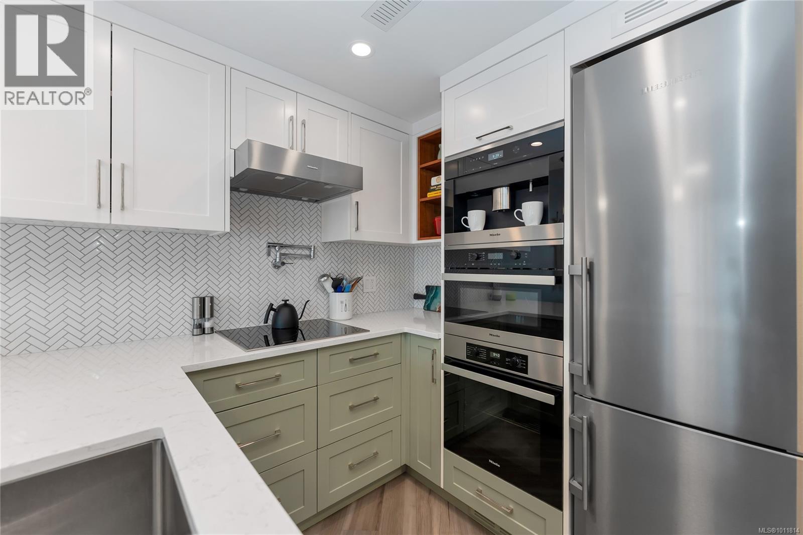Photo 2 of 803 930 Yates St, Victoria BC