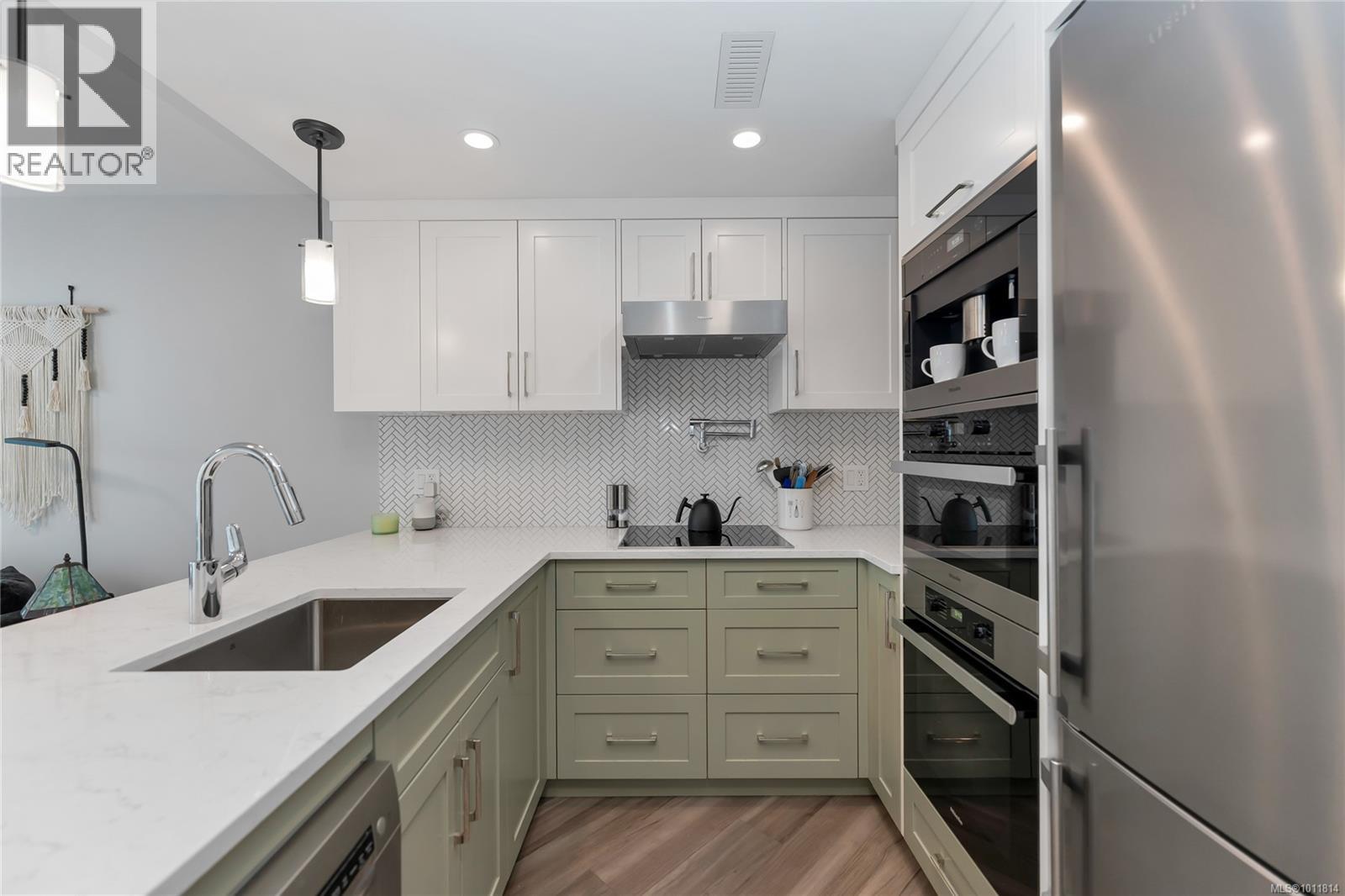 Photo 3 of 803 930 Yates St, Victoria BC
