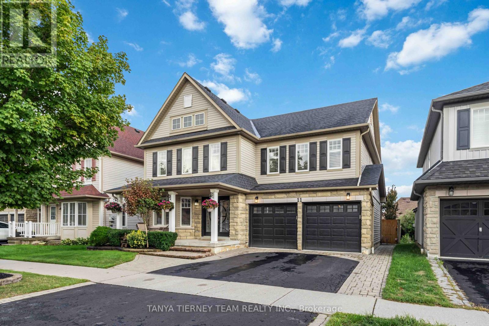 Photo 3 of 11 Claridge Crescent, Whitby ON