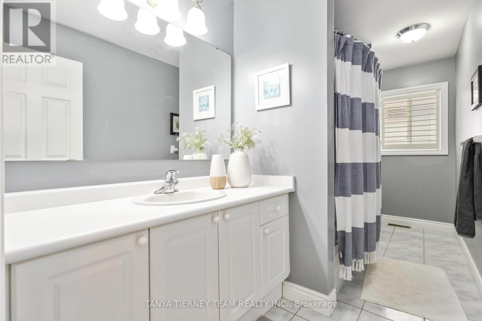 Photo 30 of 11 Claridge Crescent, Whitby ON