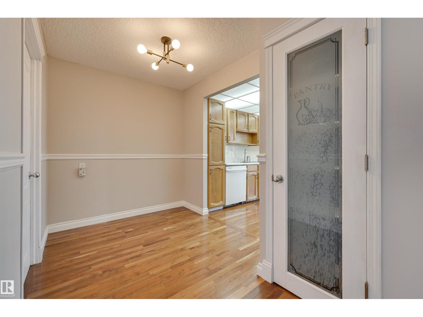 Photo 10 of 301 9921 104 St Nw, Edmonton AB