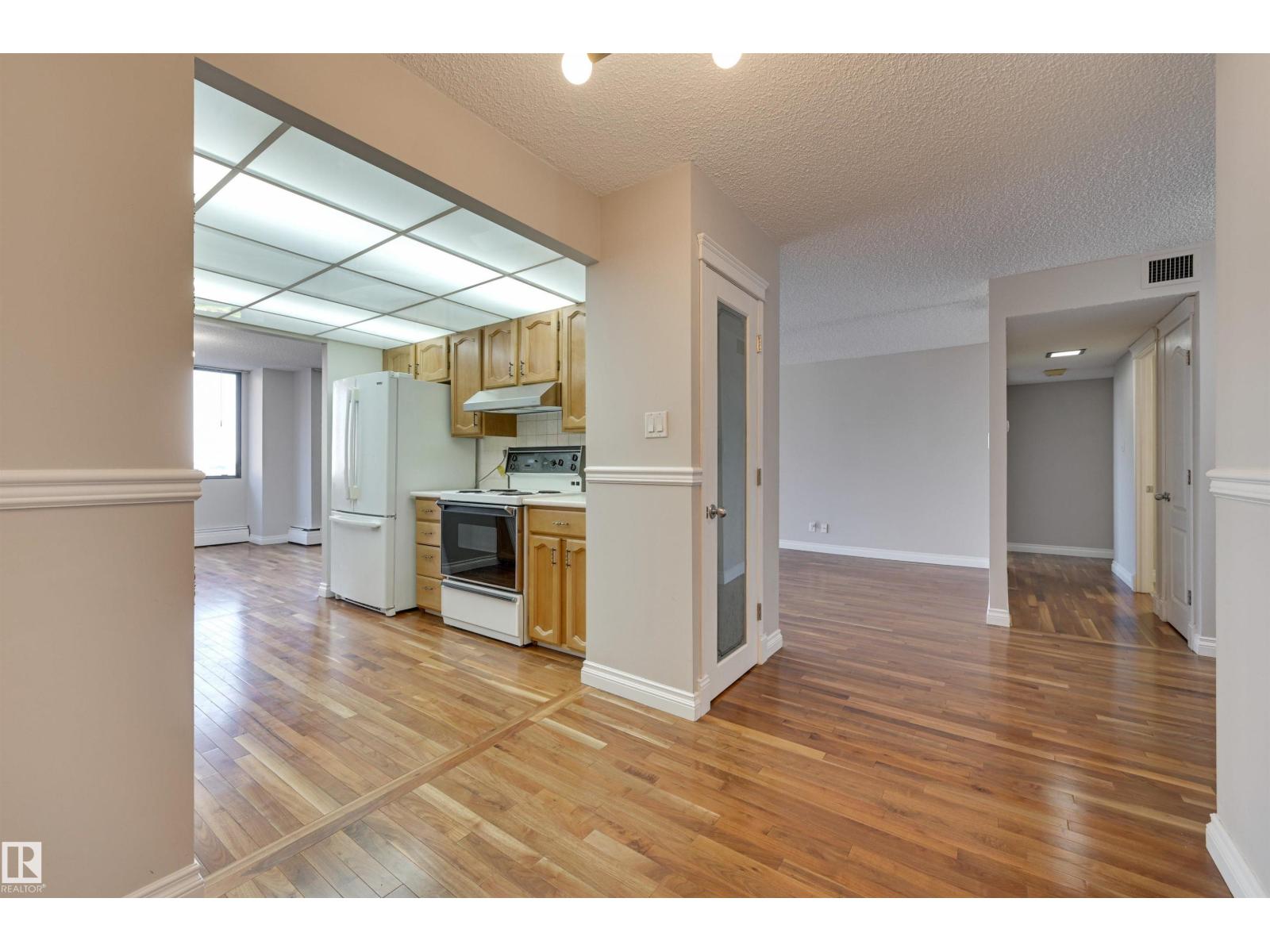 Photo 11 of 301 9921 104 St Nw, Edmonton AB