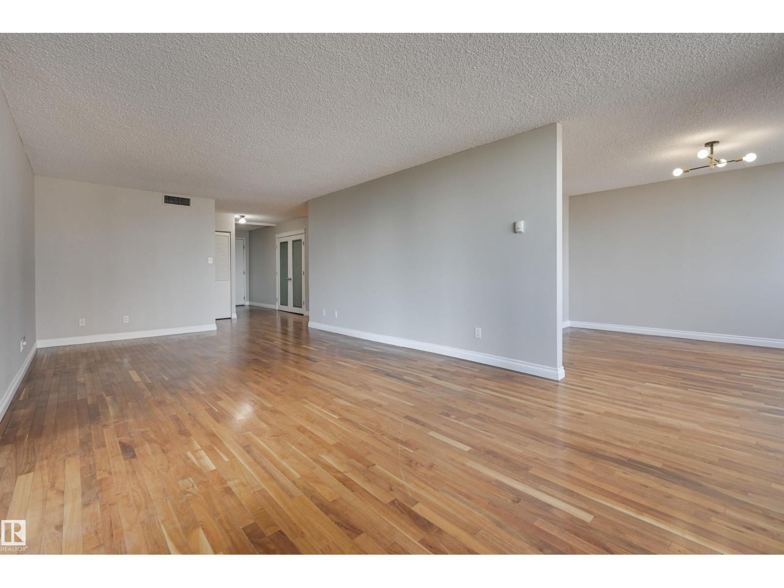 Photo 5 of 301 9921 104 St Nw, Edmonton AB