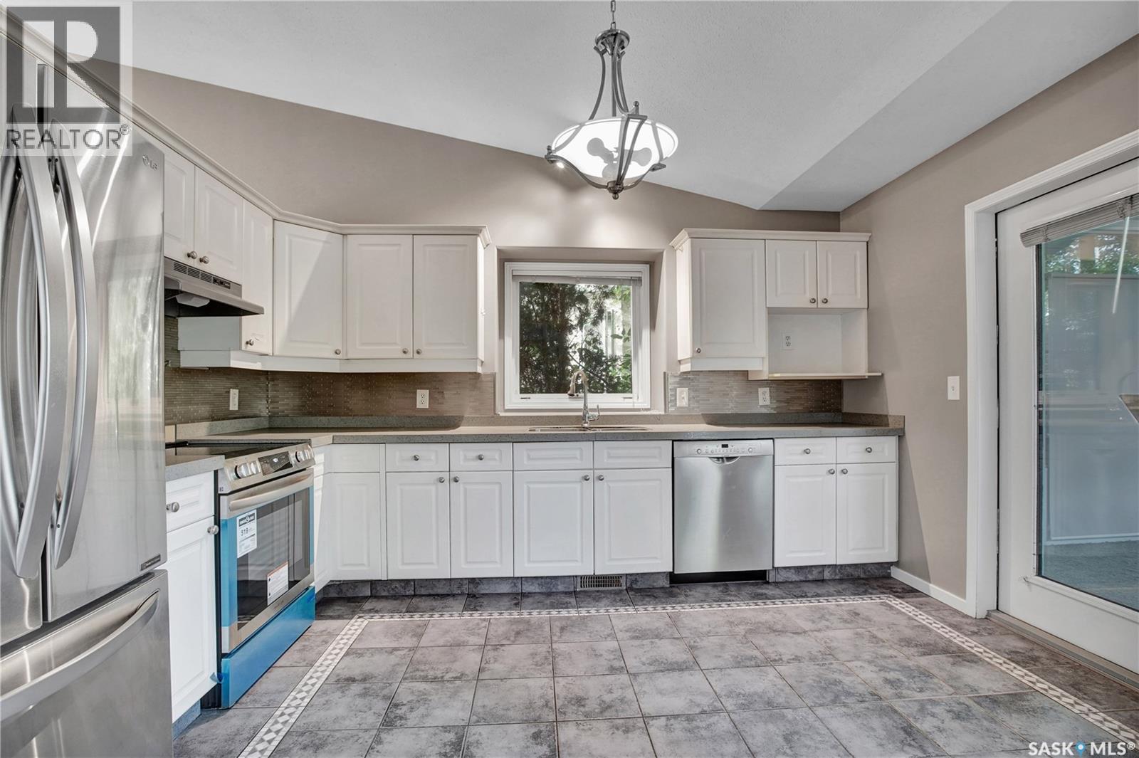 Photo 6 of 302 Blackthorn Crescent, Saskatoon SK