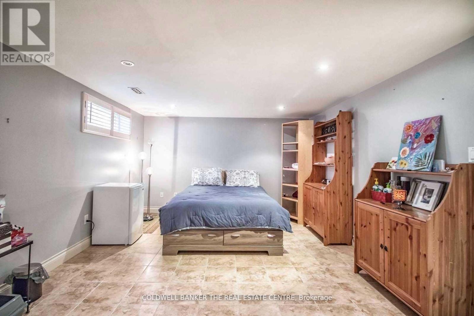 Photo 13 of 4 Orlon Crescent, Richmond Hill ON