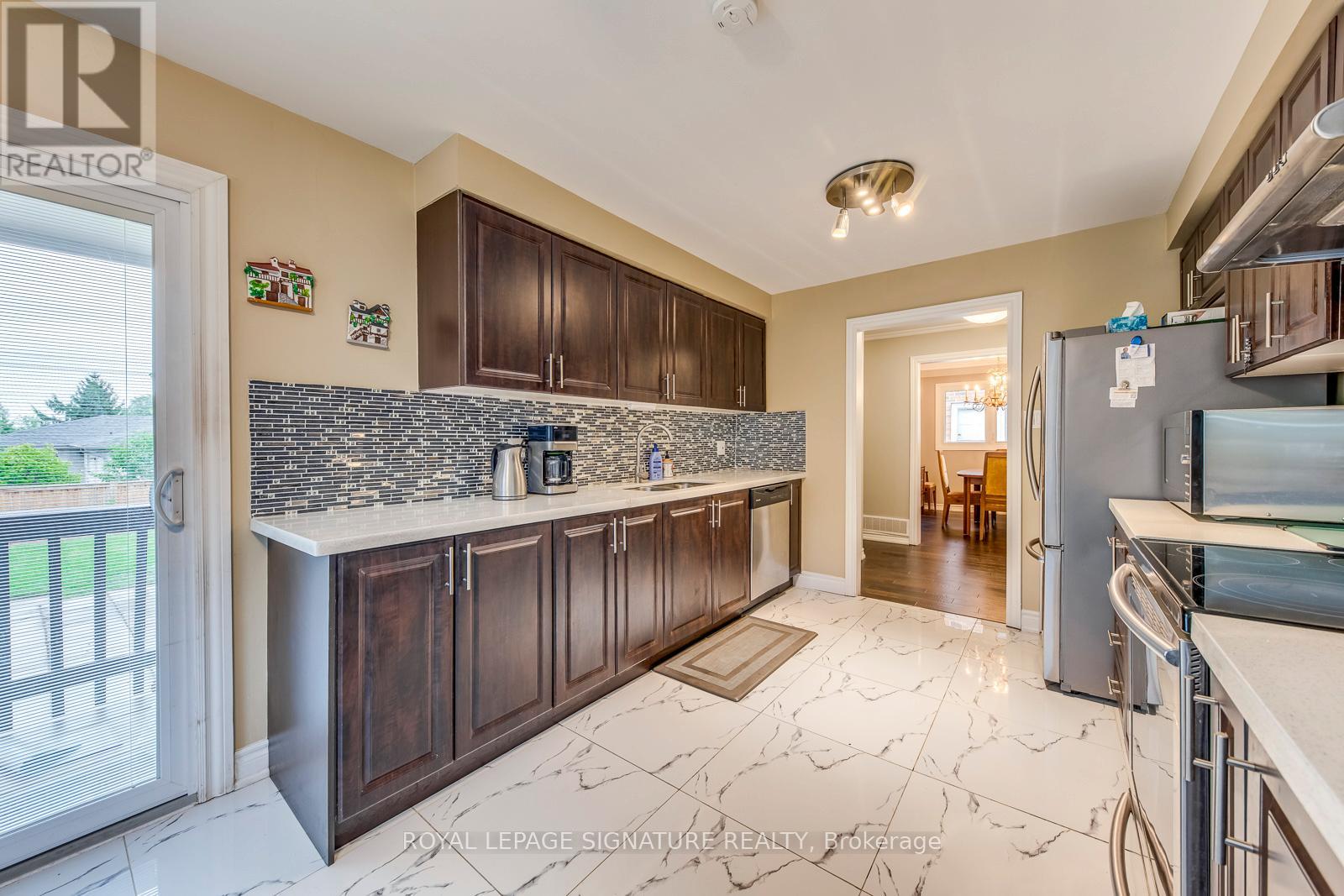 Photo 10 of 2446 Poplar Crescent, Mississauga ON