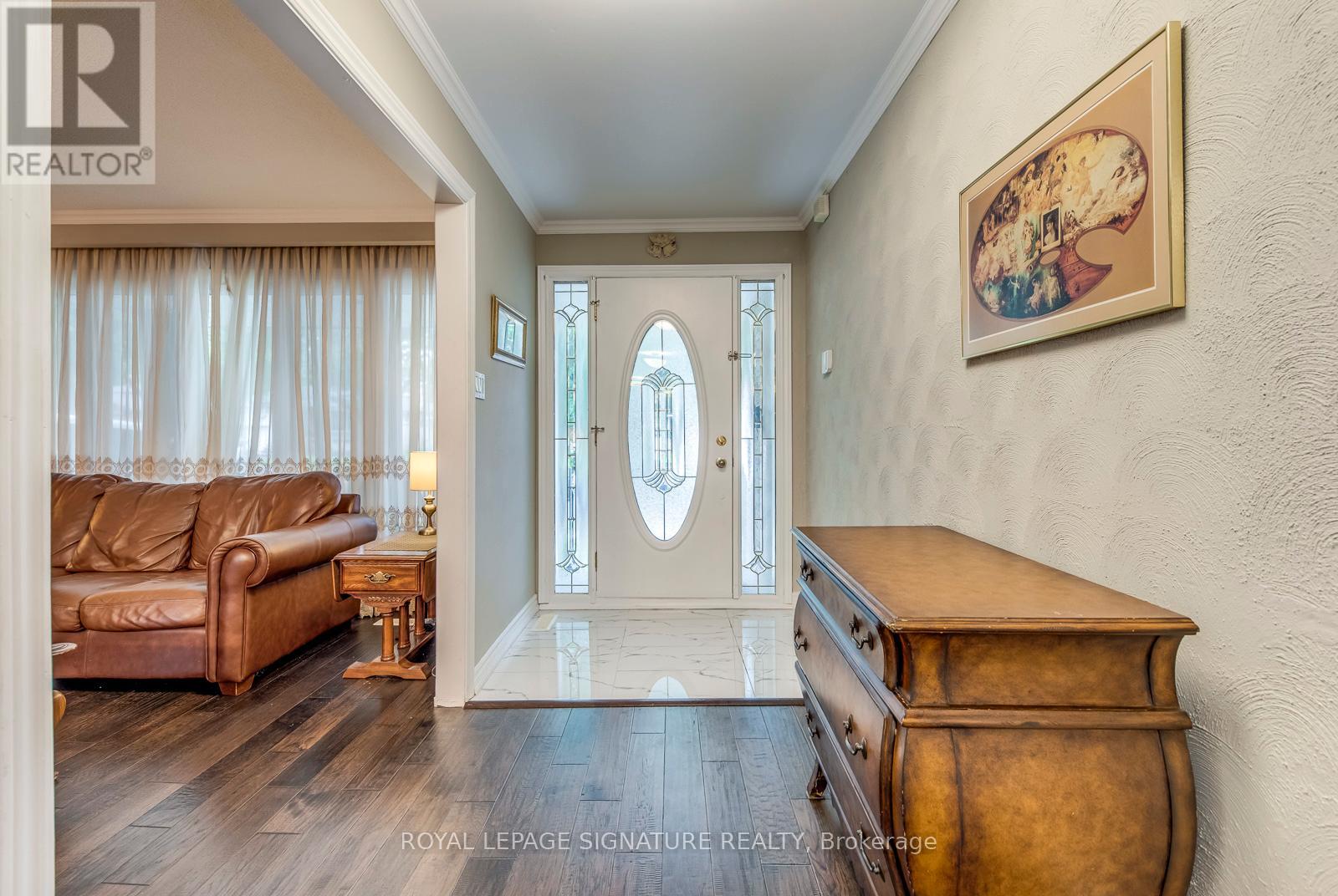 Photo 2 of 2446 Poplar Crescent, Mississauga ON