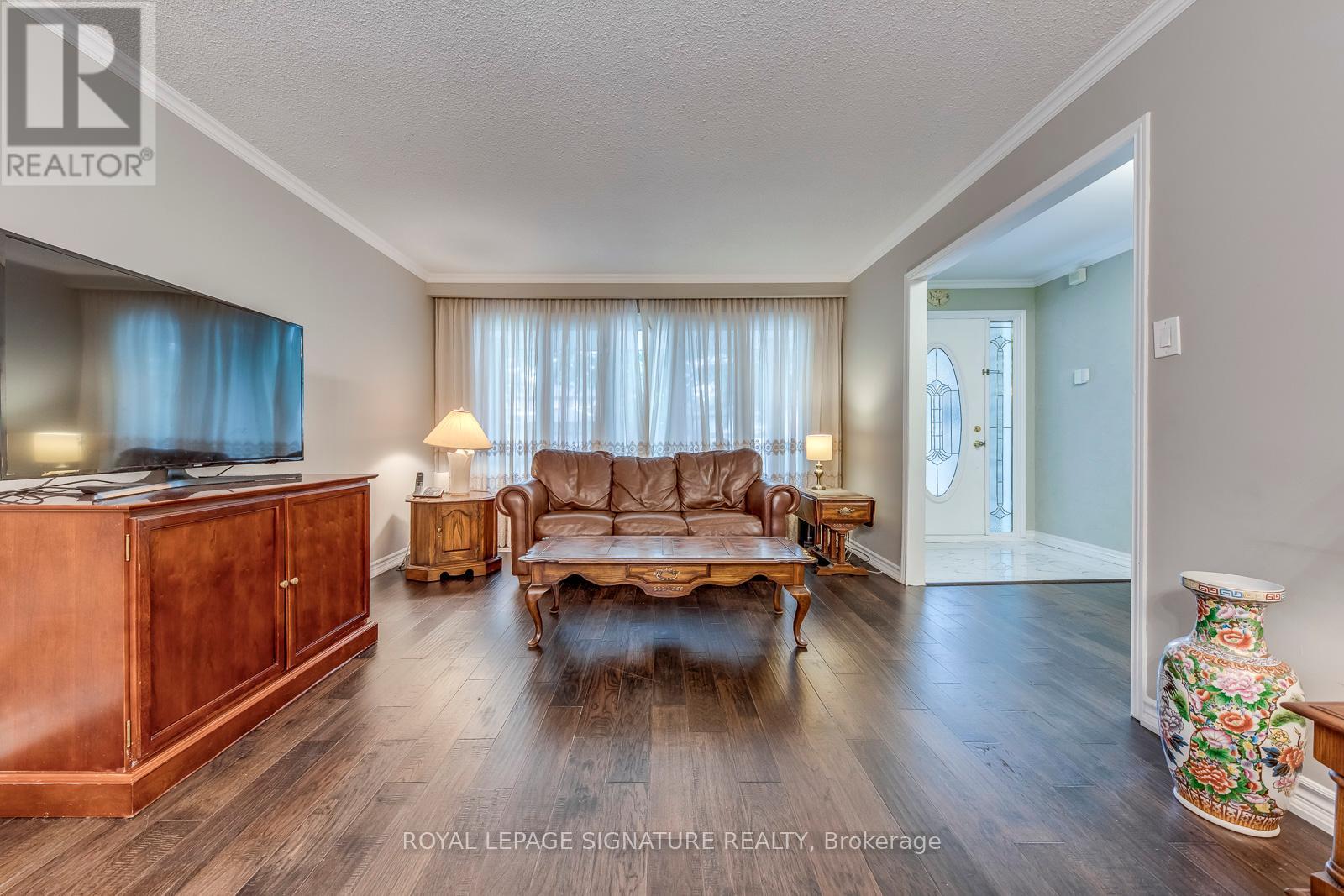 Photo 5 of 2446 Poplar Crescent, Mississauga ON