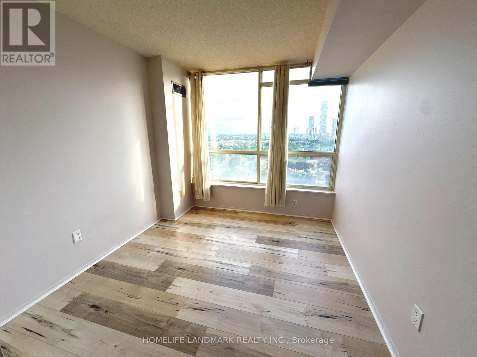 Photo 10 of 2014 55 Elm Drive W, Mississauga ON