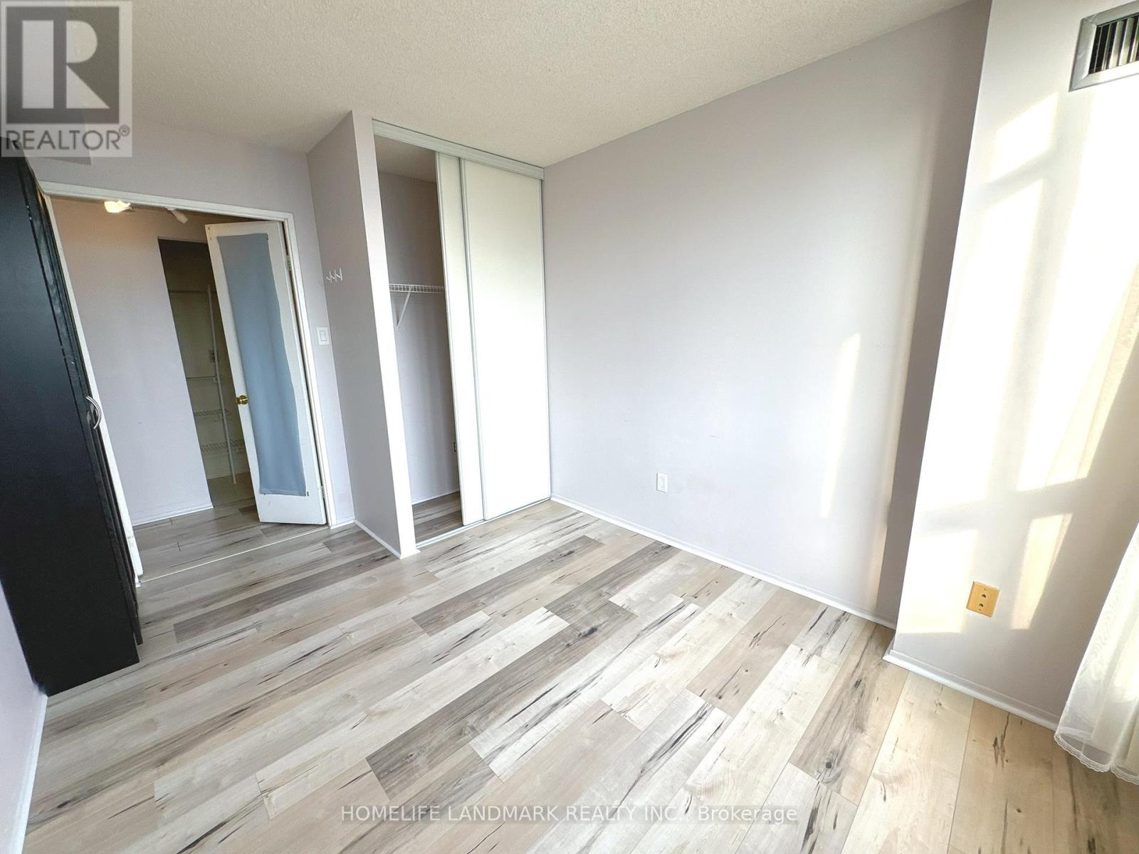 Photo 11 of 2014 55 Elm Drive W, Mississauga ON
