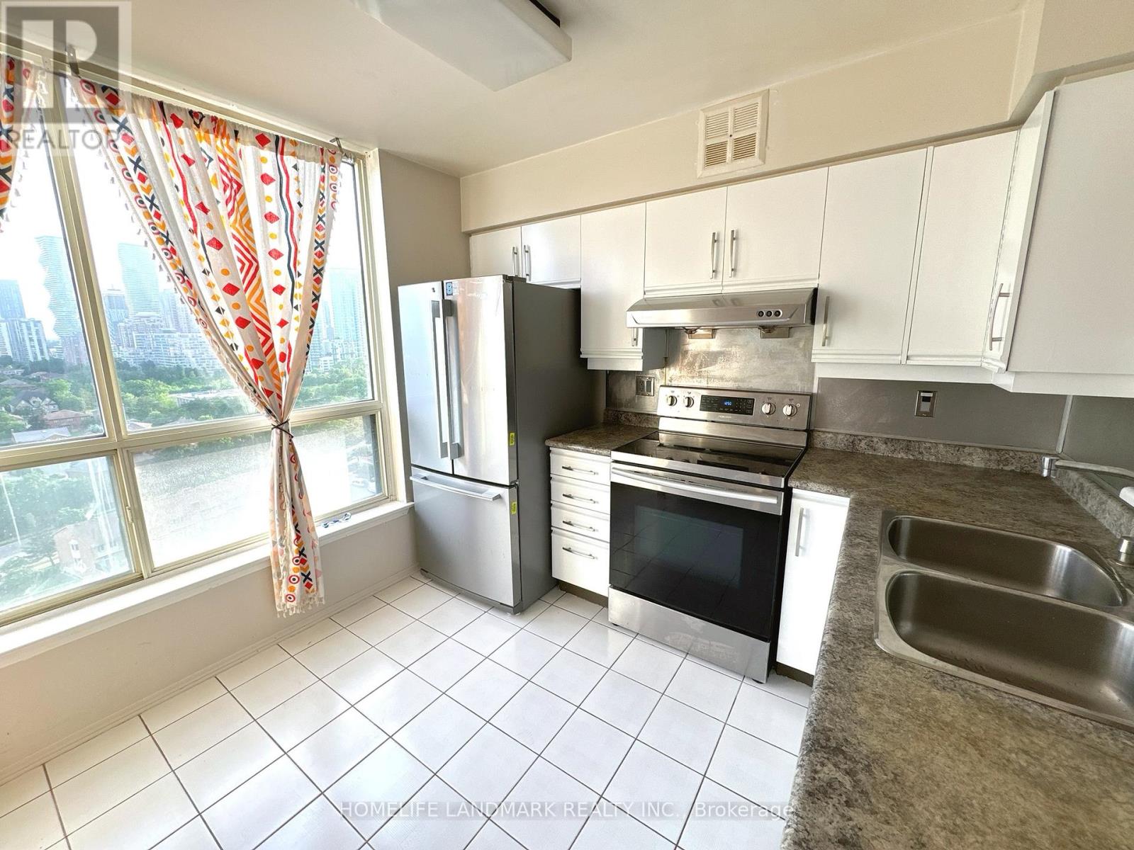 Photo 3 of 2014 55 Elm Drive W, Mississauga ON