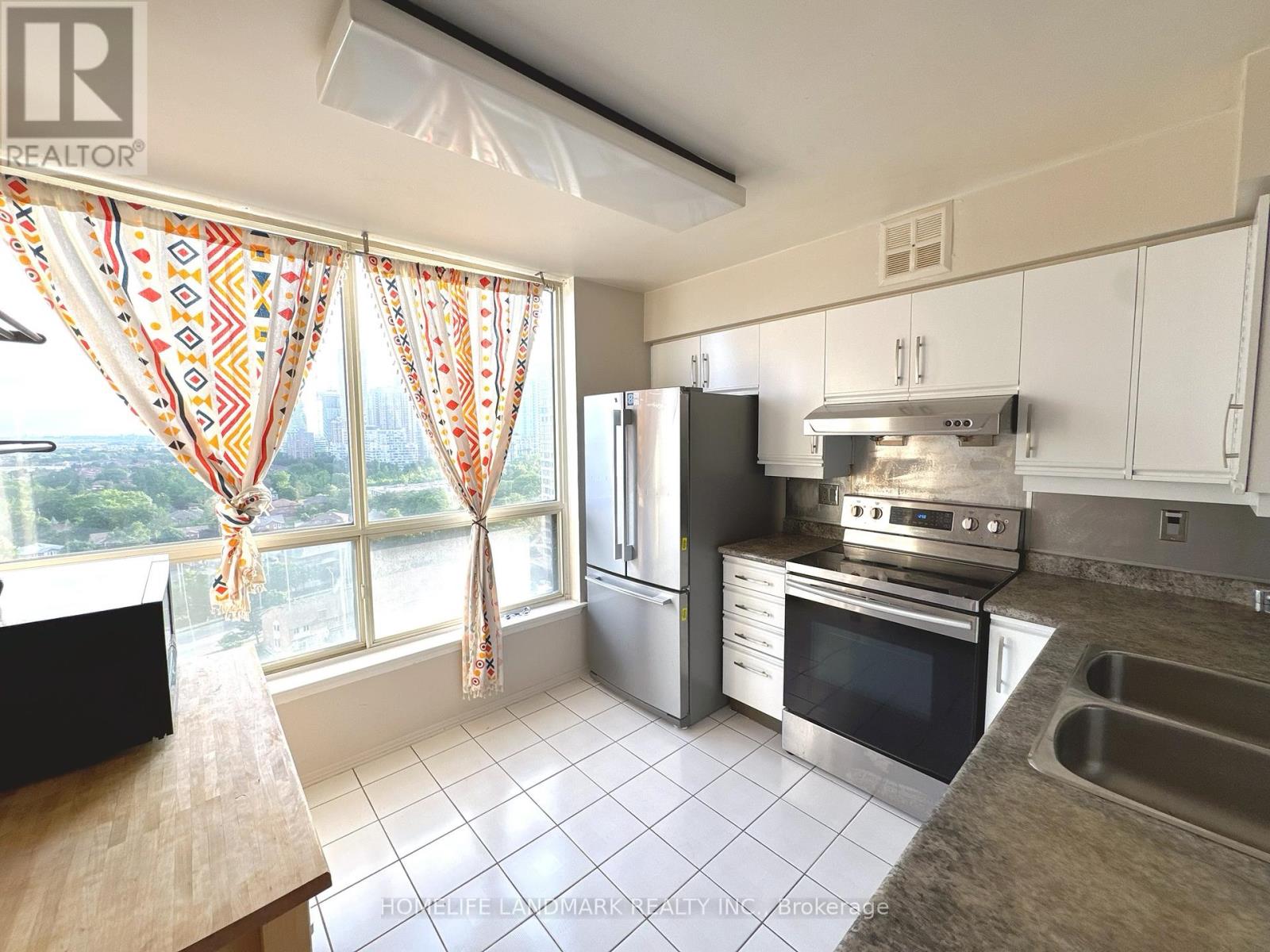 Photo 5 of 2014 55 Elm Drive W, Mississauga ON