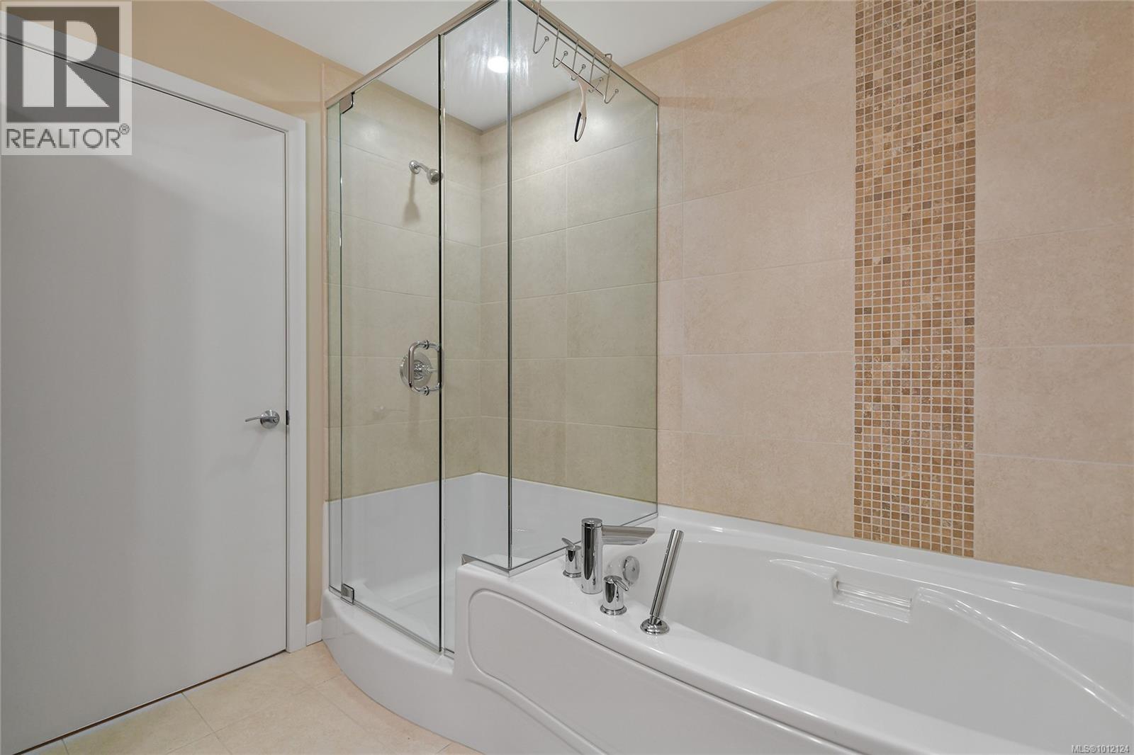 Photo 13 of 204 379 Tyee Rd, Victoria BC
