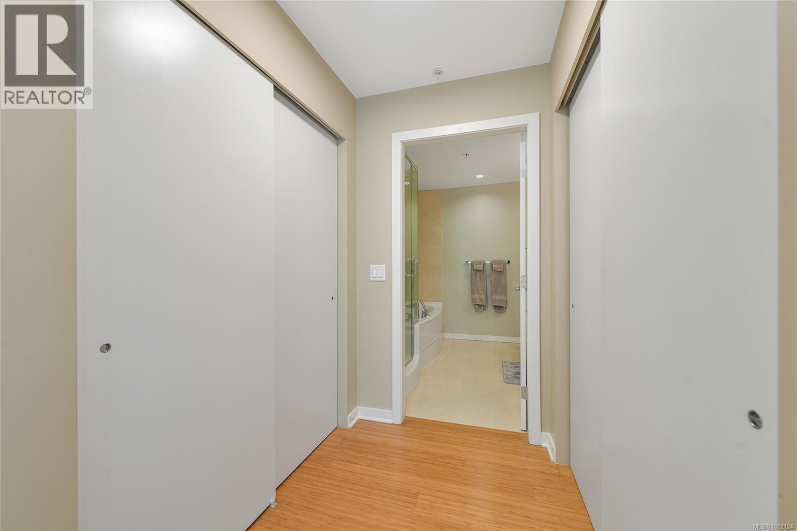 Photo 17 of 204 379 Tyee Rd, Victoria BC
