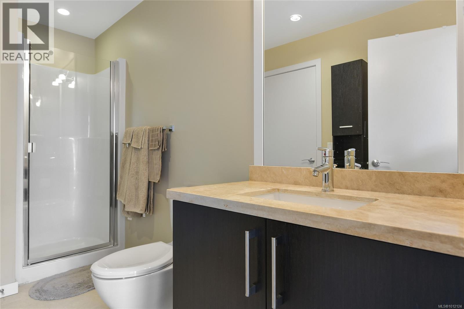 Photo 18 of 204 379 Tyee Rd, Victoria BC