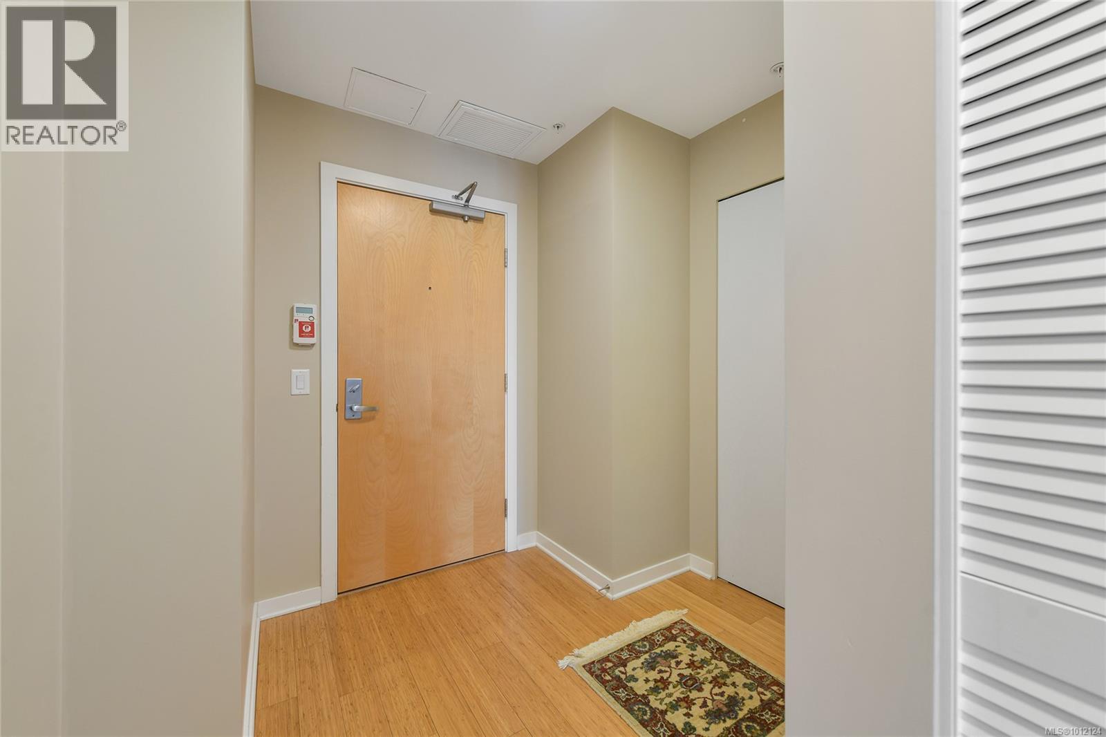 Photo 19 of 204 379 Tyee Rd, Victoria BC