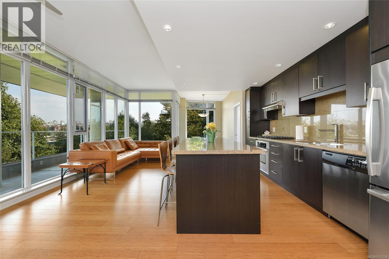 Photo 3 of 204 379 Tyee Rd, Victoria BC