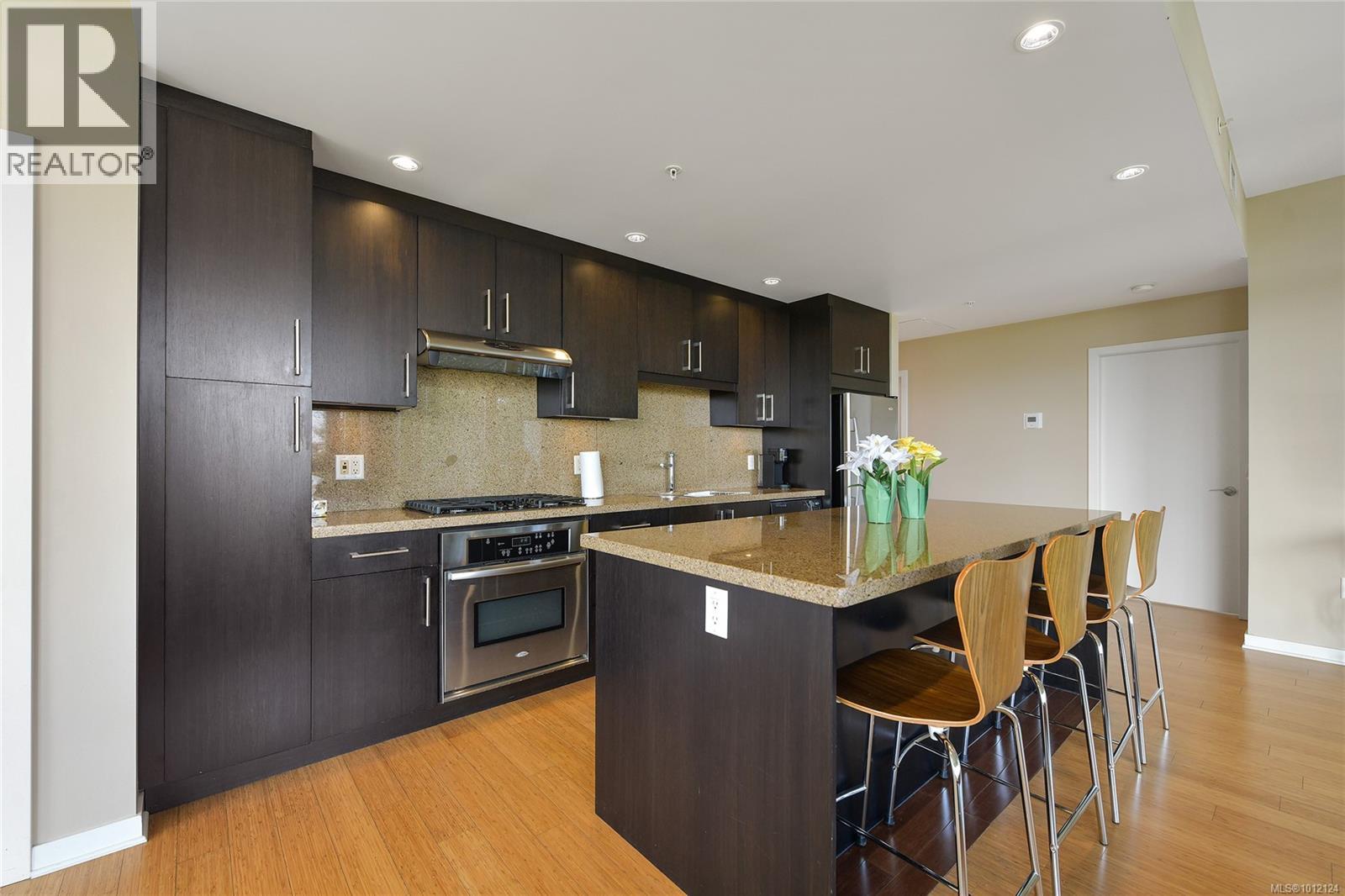 Photo 4 of 204 379 Tyee Rd, Victoria BC