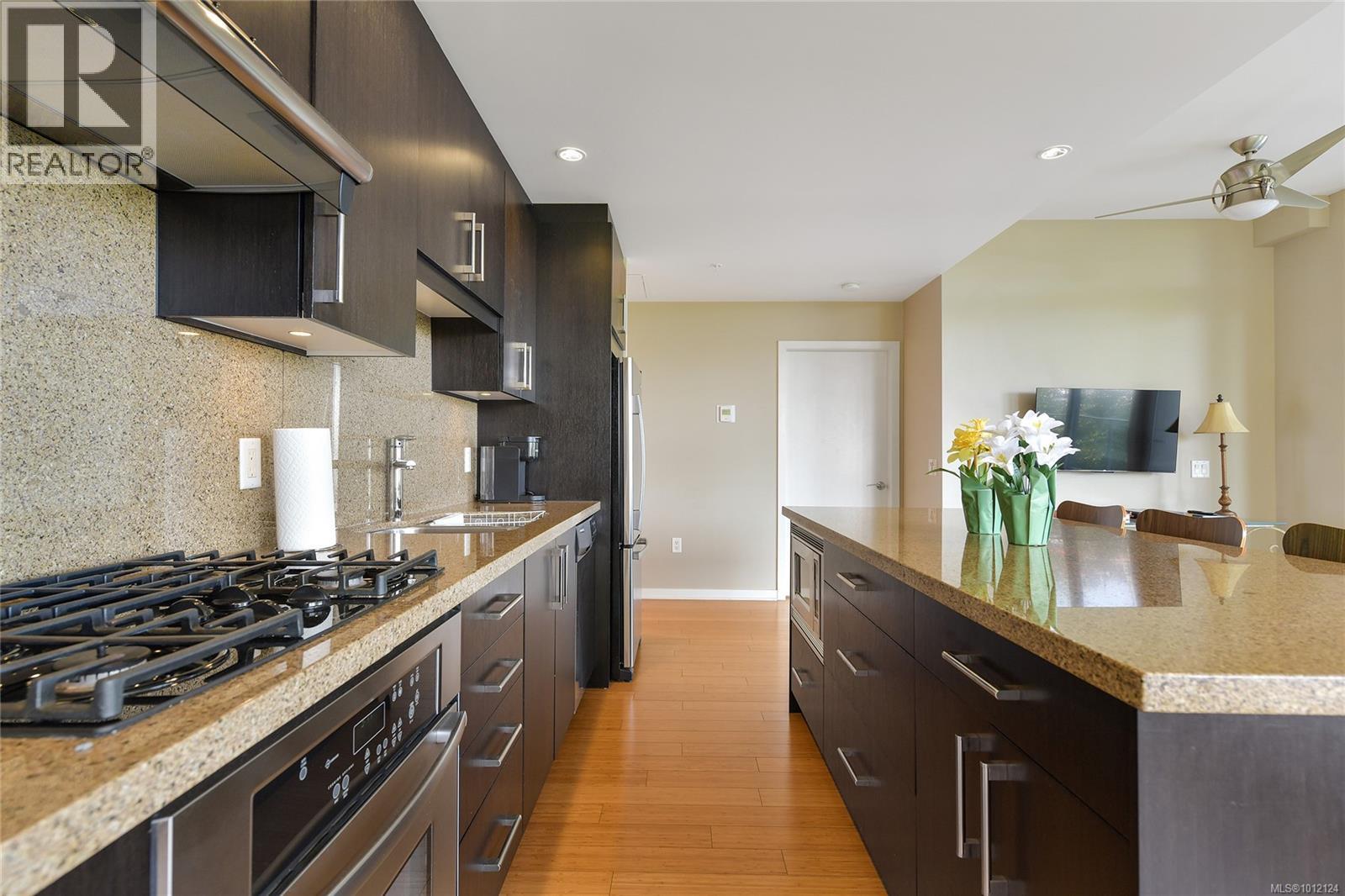 Photo 6 of 204 379 Tyee Rd, Victoria BC