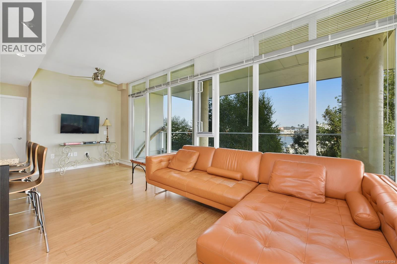Photo 7 of 204 379 Tyee Rd, Victoria BC