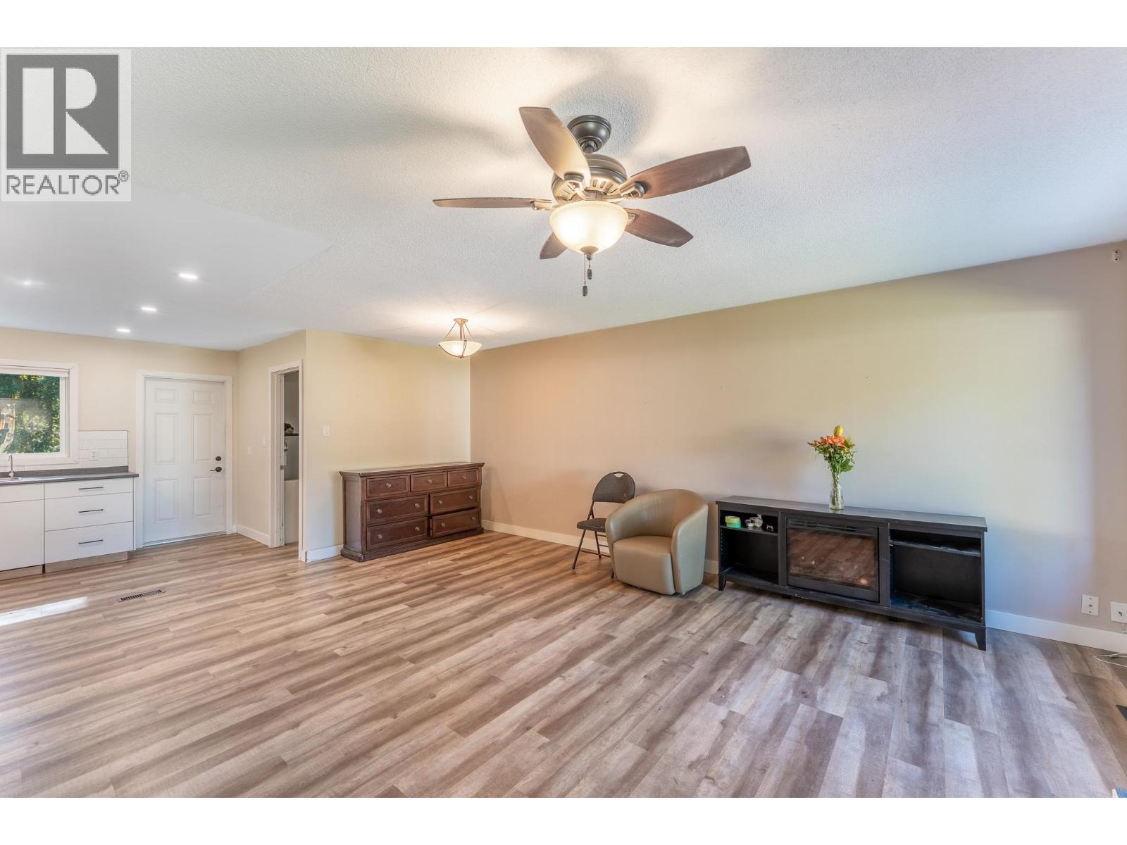 Photo 10 of 2886 Langley Crescent, Prince George BC