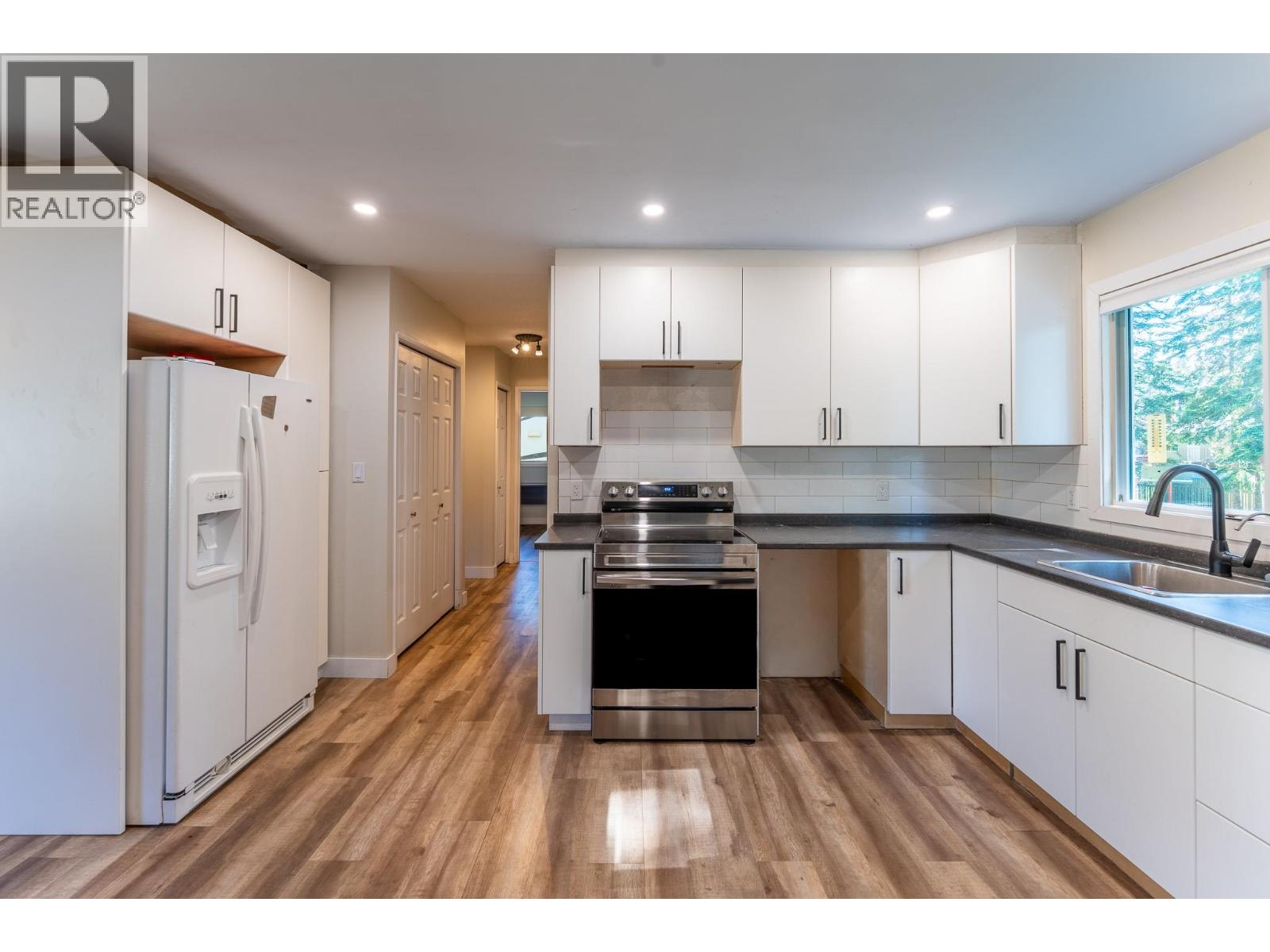 Photo 6 of 2886 Langley Crescent, Prince George BC