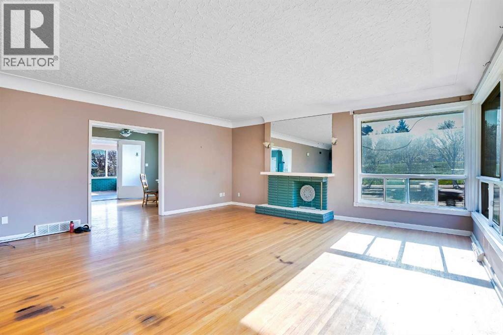 Photo 37 of 185 Cornwallis Drive Nw, Calgary AB