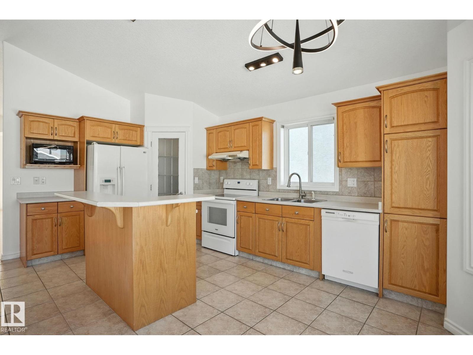 Photo 10 of 9012 157 Av Nw, Edmonton AB