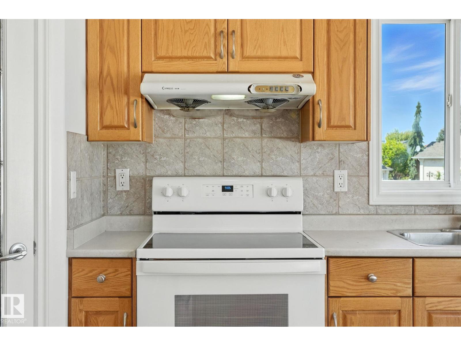 Photo 11 of 9012 157 Av Nw, Edmonton AB