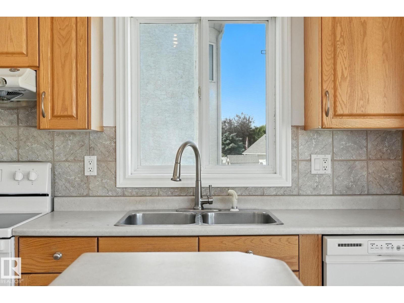 Photo 12 of 9012 157 Av Nw, Edmonton AB