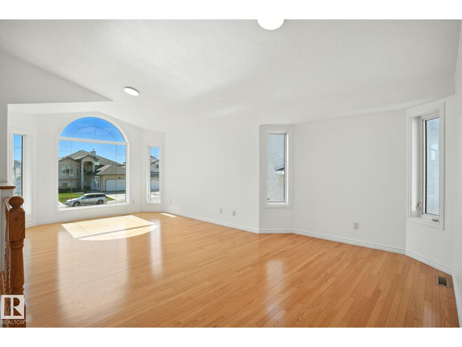 Photo 4 of 9012 157 Av Nw, Edmonton AB