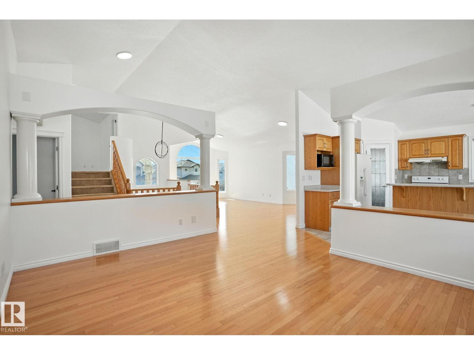 Photo 8 of 9012 157 Av Nw, Edmonton AB