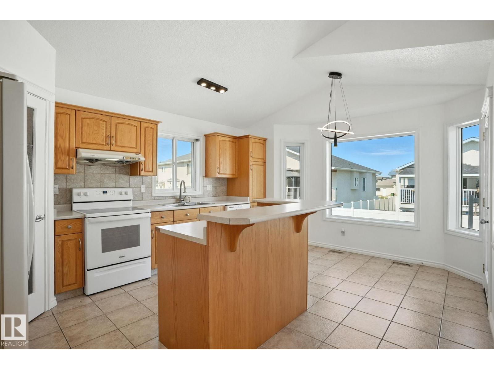 Photo 9 of 9012 157 Av Nw, Edmonton AB