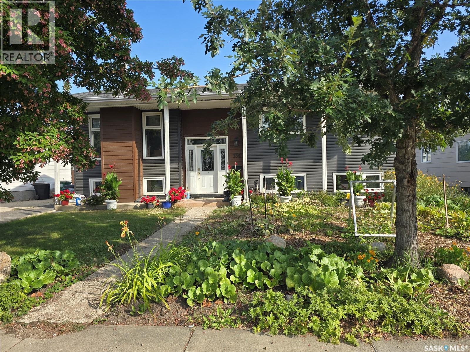 Photo 2 of 134 Heise Crescent, Saskatoon SK
