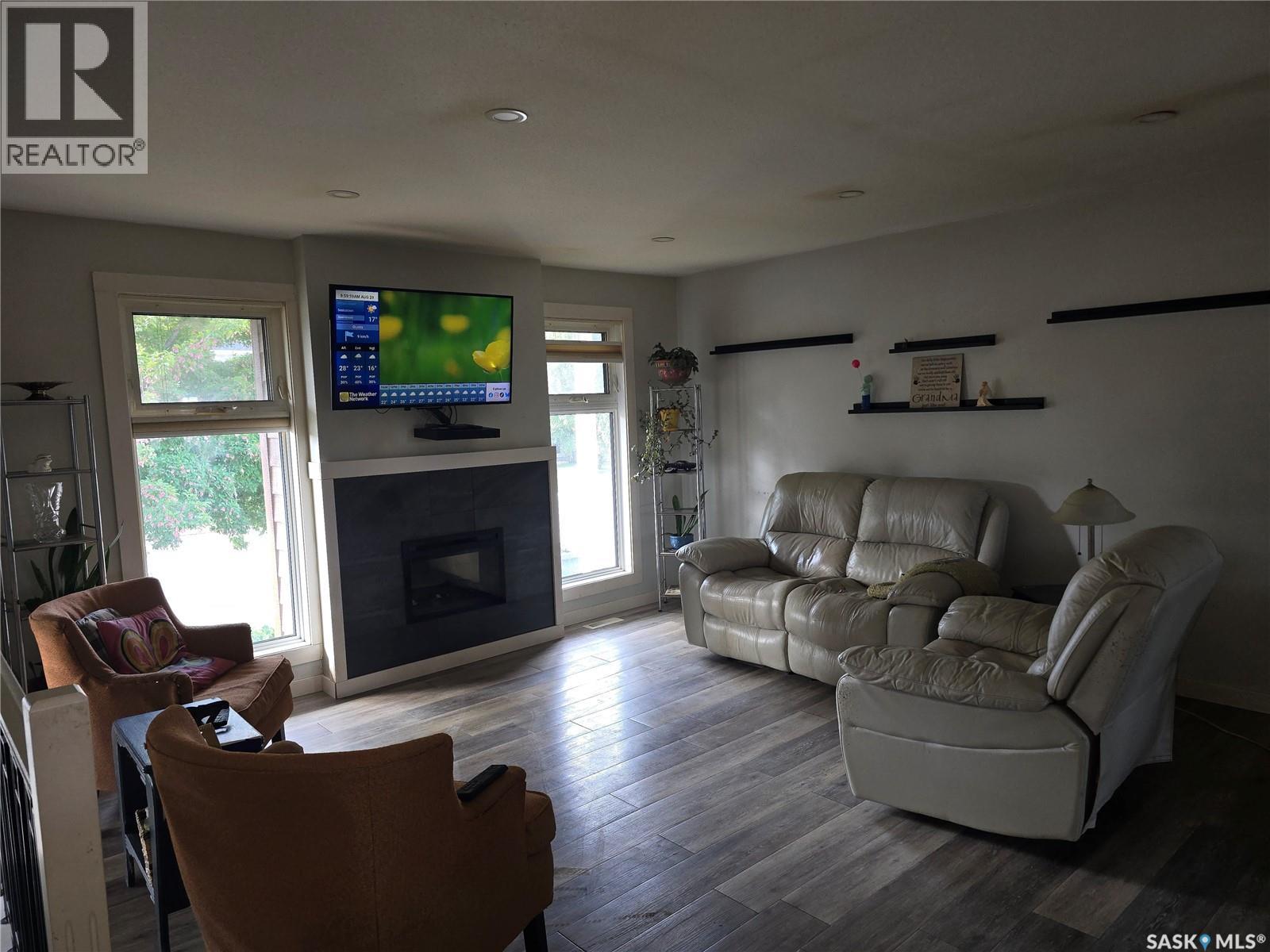 Photo 3 of 134 Heise Crescent, Saskatoon SK