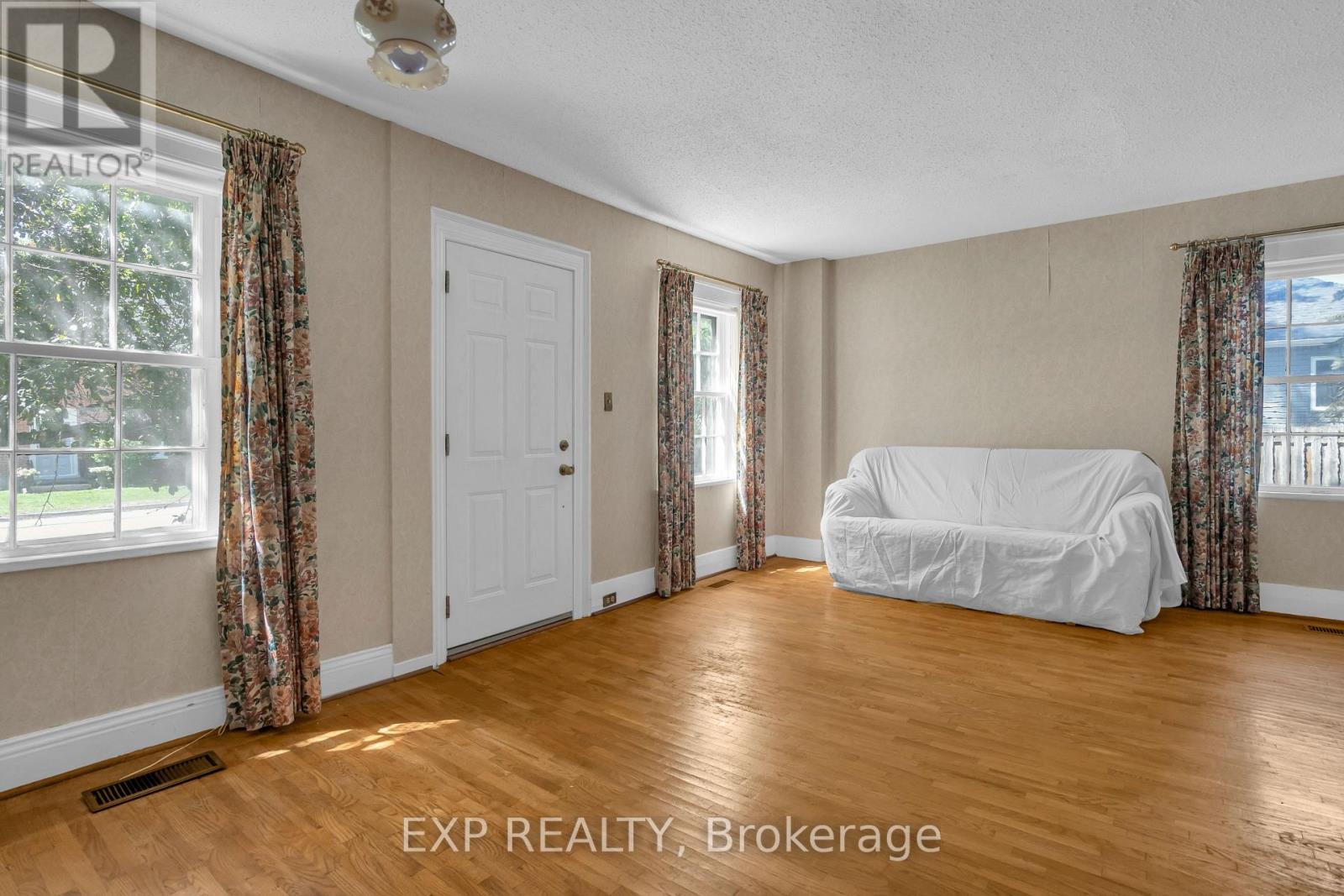 Photo 11 of 39 River Street, Georgina ON