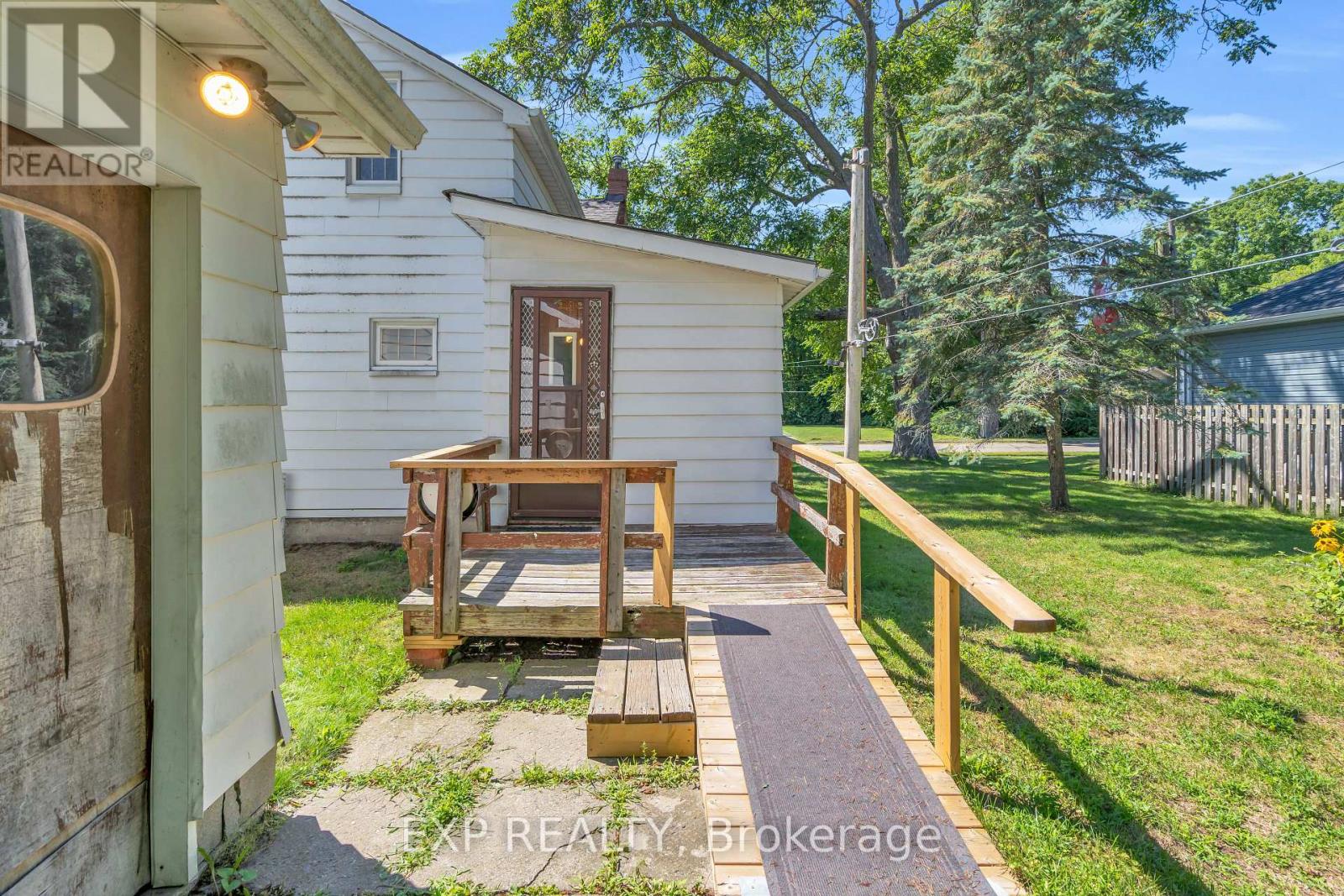 Photo 5 of 39 River Street, Georgina ON
