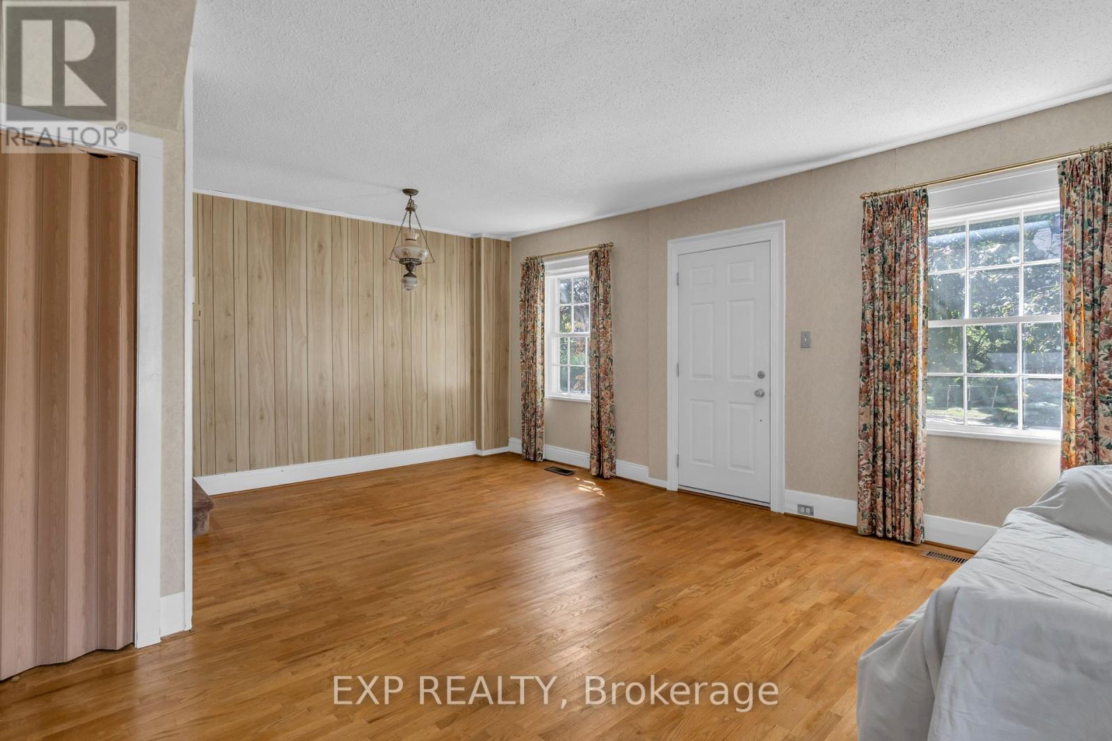 Photo 7 of 39 River Street, Georgina ON