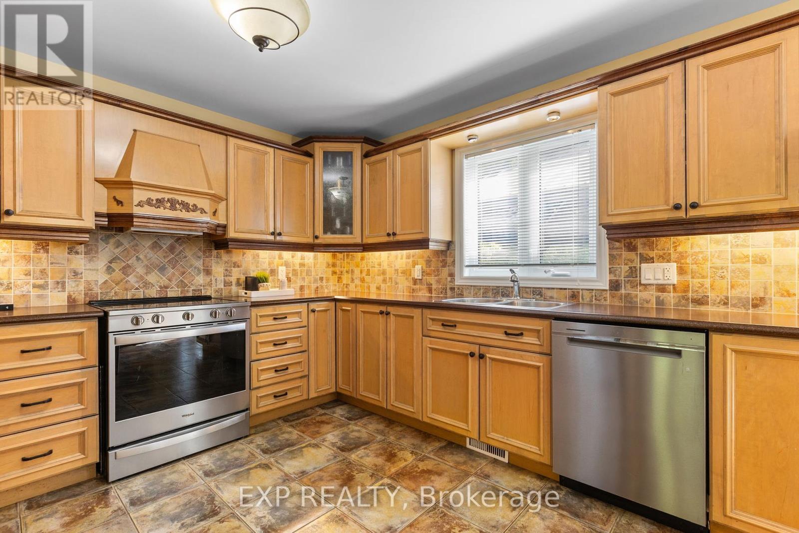Photo 10 of 8325 Albert Bouwers Circle, Ottawa ON