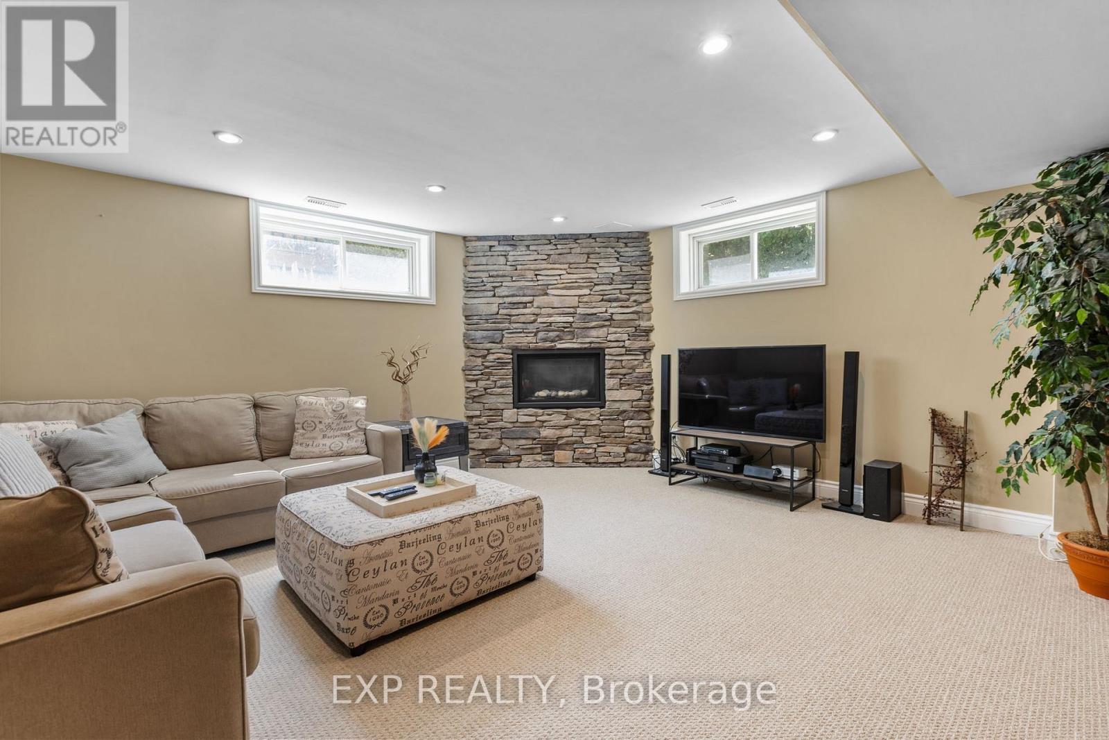 Photo 25 of 8325 Albert Bouwers Circle, Ottawa ON