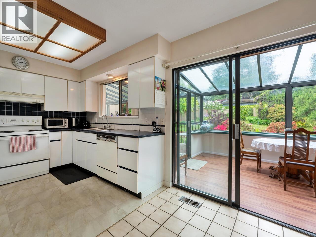 Photo 8 of 1379 Haywood Avenue, West Vancouver BC