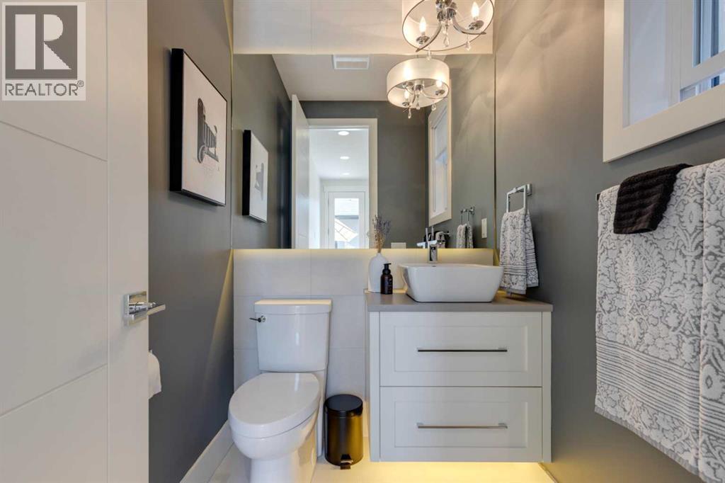 Photo 5 of 2415 31 Street Sw, Calgary AB