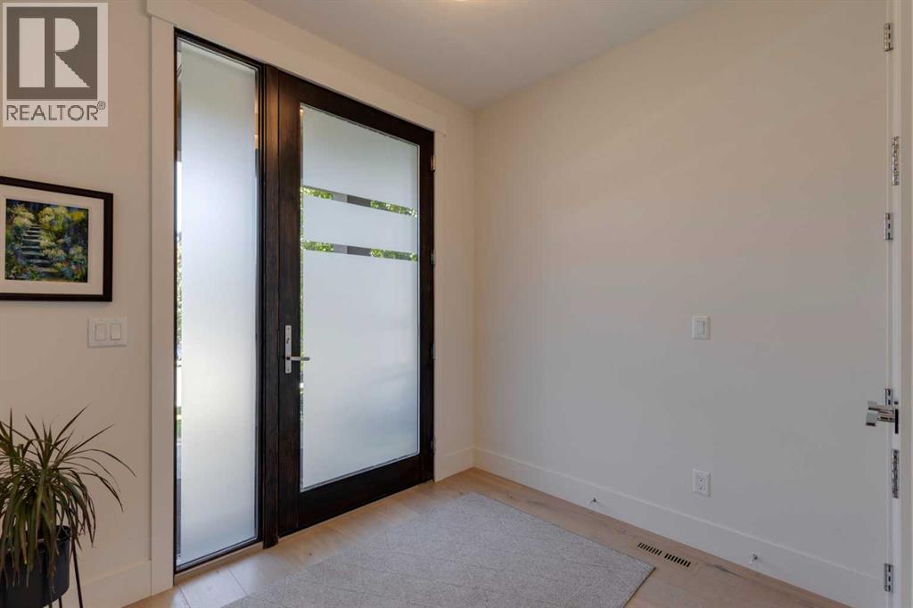 Photo 3 of 2415 31 Street Sw, Calgary AB